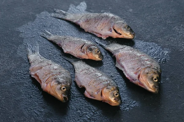 Polvilhe de carpa limpa fresca com sal na mesa preta . — Fotografia de Stock