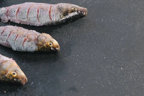 CARP kruiden op een zwarte tabel close-up. — Stockfoto