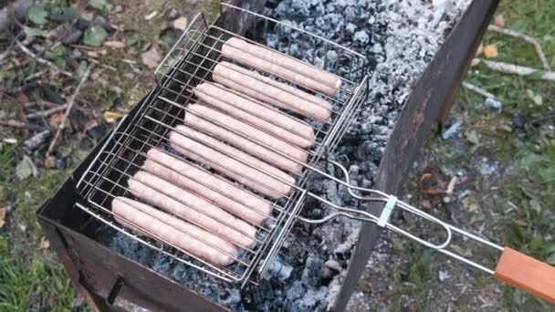 Korv på grillen racket stekt på träkol. — Stockvideo