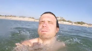 Mutlu bir adam denizde dalış selfie.