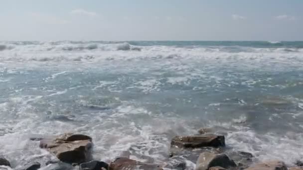 Hermosas olas fuertes en la playa de piedra . — Vídeos de Stock