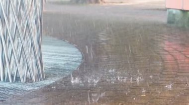 Fountain cobblestones üzerinde sprey.