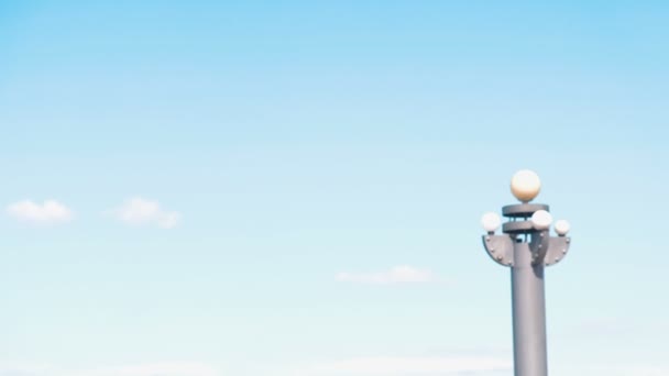 Bulle de savon énorme sur un fond de ciel et lampadaire .