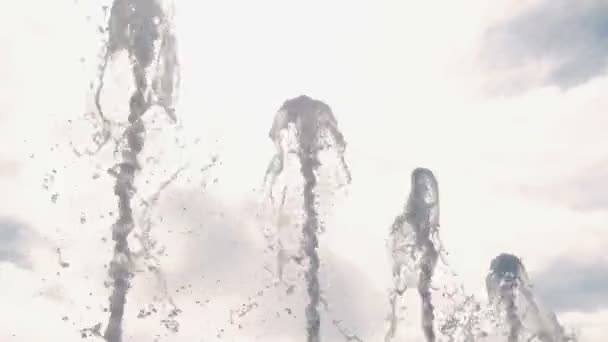 Beautiful fountain jets close-up in sky and clouds background. — Stock Video