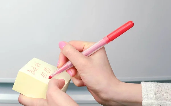 Primo piano donne frase scritta a mano indietro a 10 su foglio adesivo giallo di carta . — Foto Stock