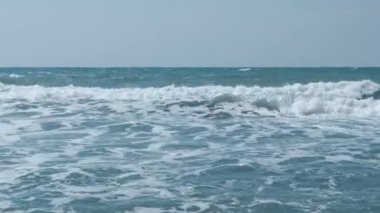 Güzel güçlü dalgalar deniz.