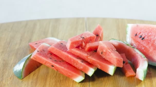 Malé plátky melounu na kuchyňském stole. — Stock video