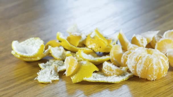 Mandarinas y cáscara en la mesa de la cocina. Vista de primer plano . — Vídeos de Stock
