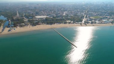 Kuşlar kumlu plaj, deniz, sahil kasabası ve iskele görünümü göz.