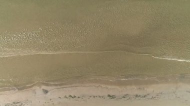 Küçük dalgalar ile kum plaj hava üstten görünüm.
