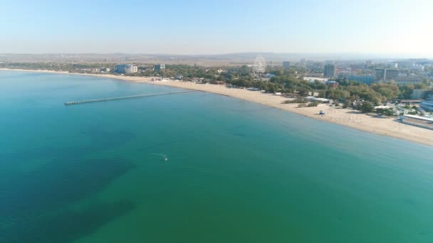 Πτηνών μάτι θέα από την παραλία, τη θάλασσα, την παραθαλάσσια πόλη και την προβλήτα. — Αρχείο Βίντεο