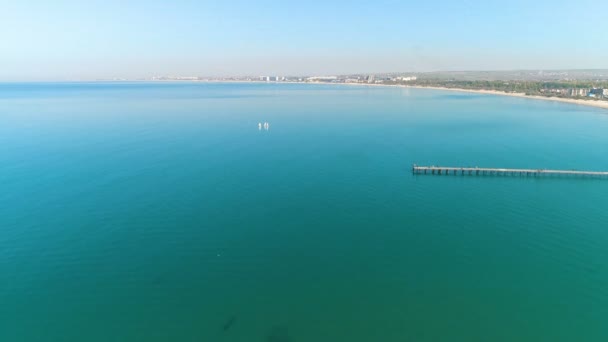 Vue panoramique sur la plage de sable, la mer, la ville balnéaire et la jetée .
