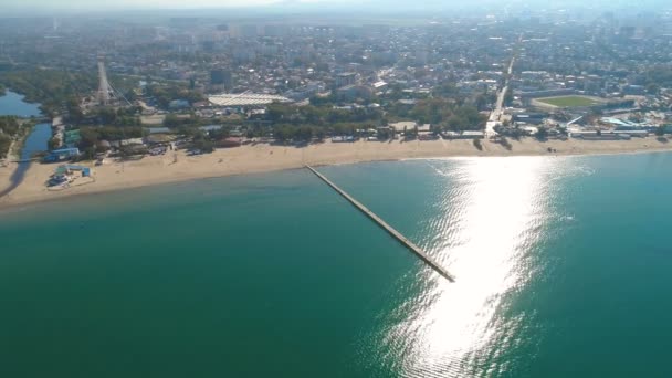 Vista panorâmica da praia arenosa, do mar, da cidade litorânea e do cais . — Vídeo de Stock