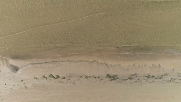 Vue aérienne de la plage de sable avec de petites vagues . — Video