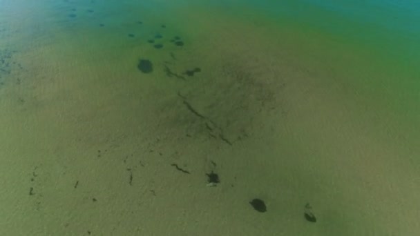 Voando sobre o mar. Vista aérea de uma água do mar verde, vista superior . — Vídeo de Stock
