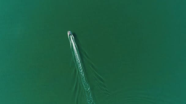 Vista aérea do barco a motor navegando no mar. Mar verde água limpa. Vista superior . — Vídeo de Stock