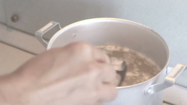 Nerede tavuk pişirilir tavada suyu köpük el kaldırır mans.