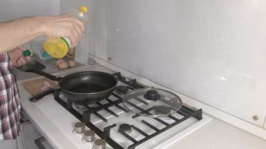 Adam sosis ayçiçek yağı kullanarak bir tavada kızartma. Hads yakın çekim.