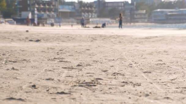 Tempestade de areia na praia em uma pequena cidade costeira . — Vídeo de Stock