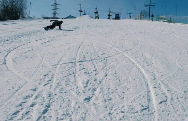 Adolescente de 12 anos deslizando em um snowboard de descida de neve próximo elevador de céu . — Fotografia de Stock