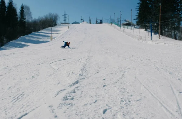 Εφηβικό αγόρι των 12 ετών συρόμενη σε ένα snowboard από χιόνι καθόδου επόμενο ουρανός ανελκυστήρα. — Φωτογραφία Αρχείου
