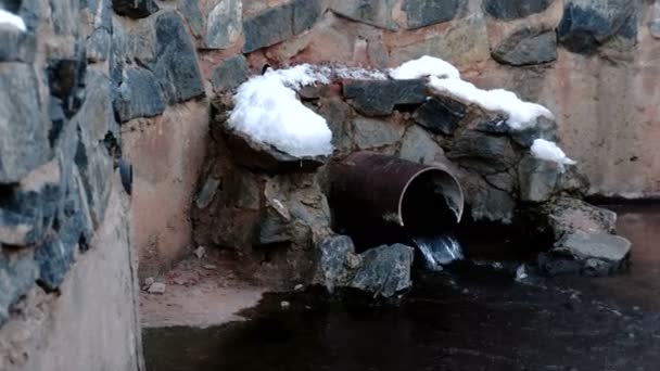 Kanalizacji drenażu z rur zimą. — Wideo stockowe