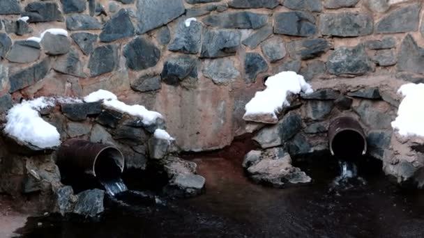 Odpływ kanalizacji z rur zimą. Szczelnie-do góry. — Wideo stockowe