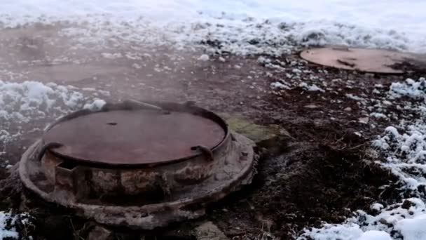 Närbild steam är från sanitära avlopp täcker i snö. Smält snö runt. — Stockvideo
