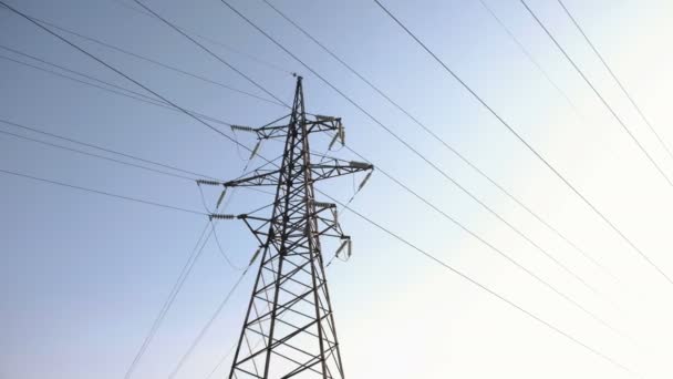 Torre de alto voltaje, línea de transmisión en el fondo del cielo. Cámara moviéndose de derecha a izquierda . — Vídeos de Stock