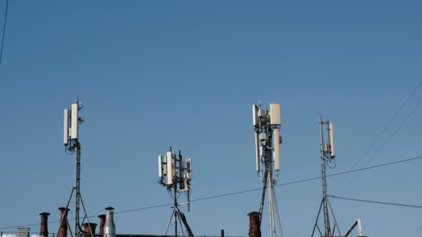 Antennes voor mobiele en mobiele communicatie in de hemelachtergrond. Antennes voor de mededeling van de mobiele telefoon, televisie, internet, radio. — Stockvideo