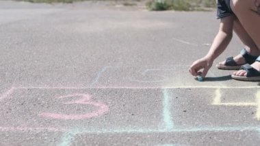 Anne ve oğlu birlikte seksek asfalt üzerinde çizim.