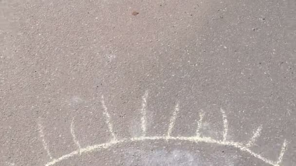 Hopscotch jogo no asfalto em Park. Pintado com giz colorido . — Vídeo de Stock