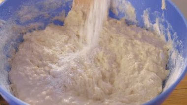 Mavi bir plastik kapta Hamur Mayaları hazırlanması. Yakın çekim görünümü.