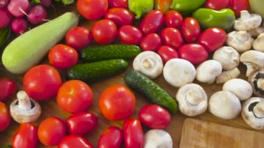 Kadının ellerini mutfak masasında sebze ile ahşap tahta üzerinde kırmızı biber kesme.