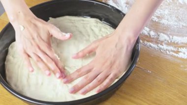 Kadının el Hamur Mayaları yuvarlak fırın tepsisine koyun. Pizza yapma.