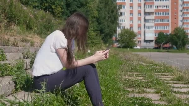 Нерозпізнана жінка друкує повідомлення по телефону . — стокове відео