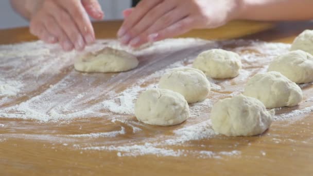 Frauenhände machen Hefeteig-Tortilla aus Brötchen auf dem Küchentisch. — Stockvideo