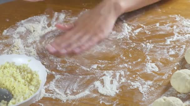 Женские руки делают пирог с рисом и яйцом из дрожжевого теста на кухонном столе . — стоковое видео