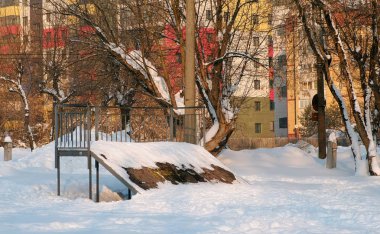 Karlı güneşli kış city Park yatılı park paten. Üstünde belgili tanımlık tepe kaykay kar sürüklenir.