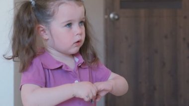 Boya ile küçük şirin kız ile mavi vernik çivi.