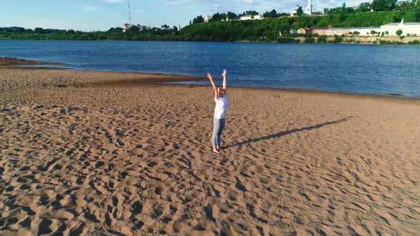 Şehrin Nehir Kenarında Kumsalda Yoga Yaparken Kadın — Stok video
