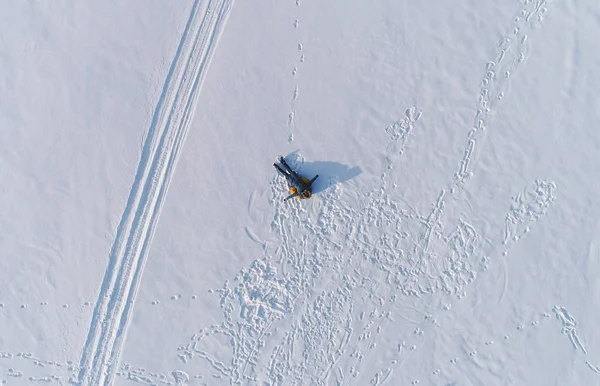A mulher está deitada em tubos na neve. Fotografia aérea . — Fotografia de Stock