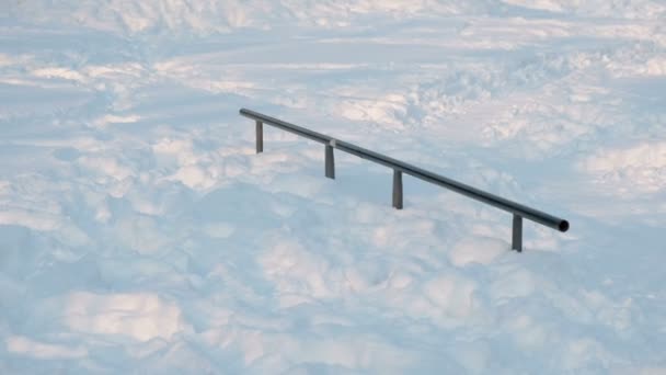 在雪冬城公园的滑板公园。雪在山上漂到滑板上. — 图库视频影像