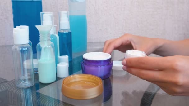 Las manos de mujer cierran las cremas. Juego de cosméticos. Frascos de primer plano . — Vídeo de stock