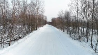 Kış yolu karda, havadan görüntüleri. Kamera hamle öndeydi yavaş yavaş.