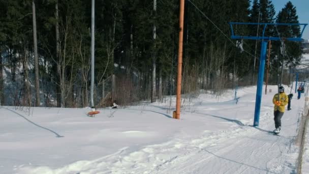 Snowboarders sur le téléski à la montagne . — Video