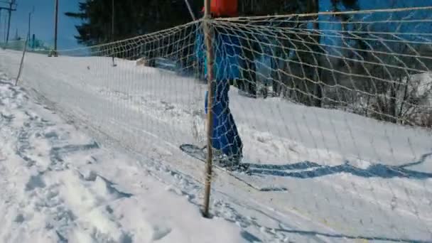 Snowboardzista w Niebieski garnitur wspiąć się na wyciągu do góry w parku miejskim. — Wideo stockowe