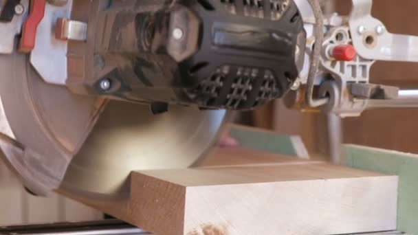 Pracovník, řezání dřeva, deska s kotoučovou pilou. Detail ruce. — Stock video