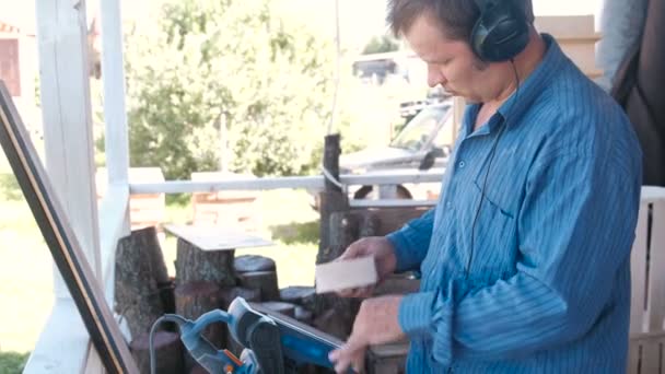 Carpenter leštidla dřevěné části na mlecí stroj. — Stock video