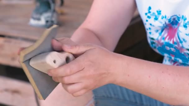 Schreiner hat ein Holzteil mit Schleifpapier abgeschliffen. Hände aus nächster Nähe. — Stockvideo